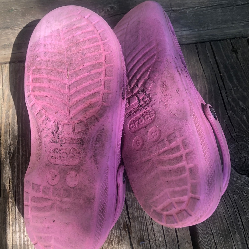 Pink crocs - Picture 2 of 3